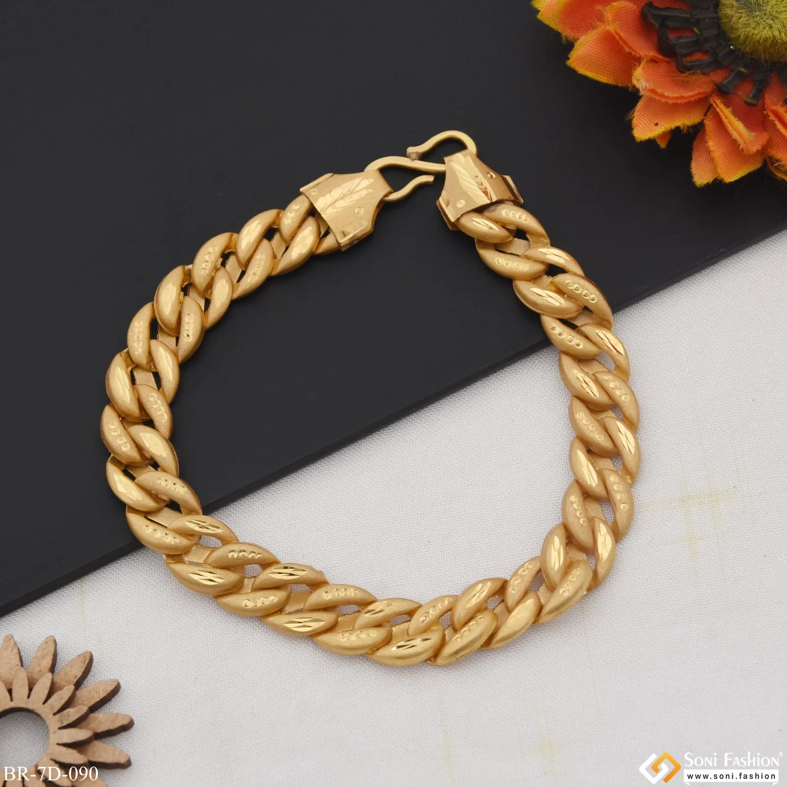 Chic Design Superior Quality Gold Plated Pokal Bracelet for Men - Style D090