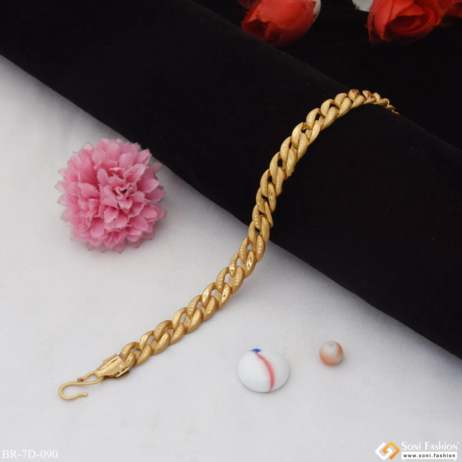 Chic Design Superior Quality Gold Plated Pokal Bracelet for Men - Style D090