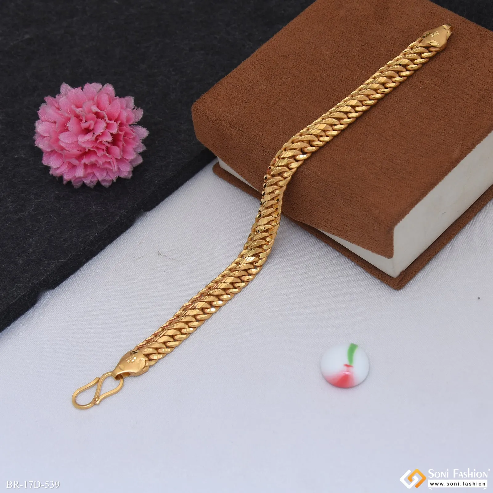 Excellent Design Gold Plated Linked Bracelet for Men - Style D539