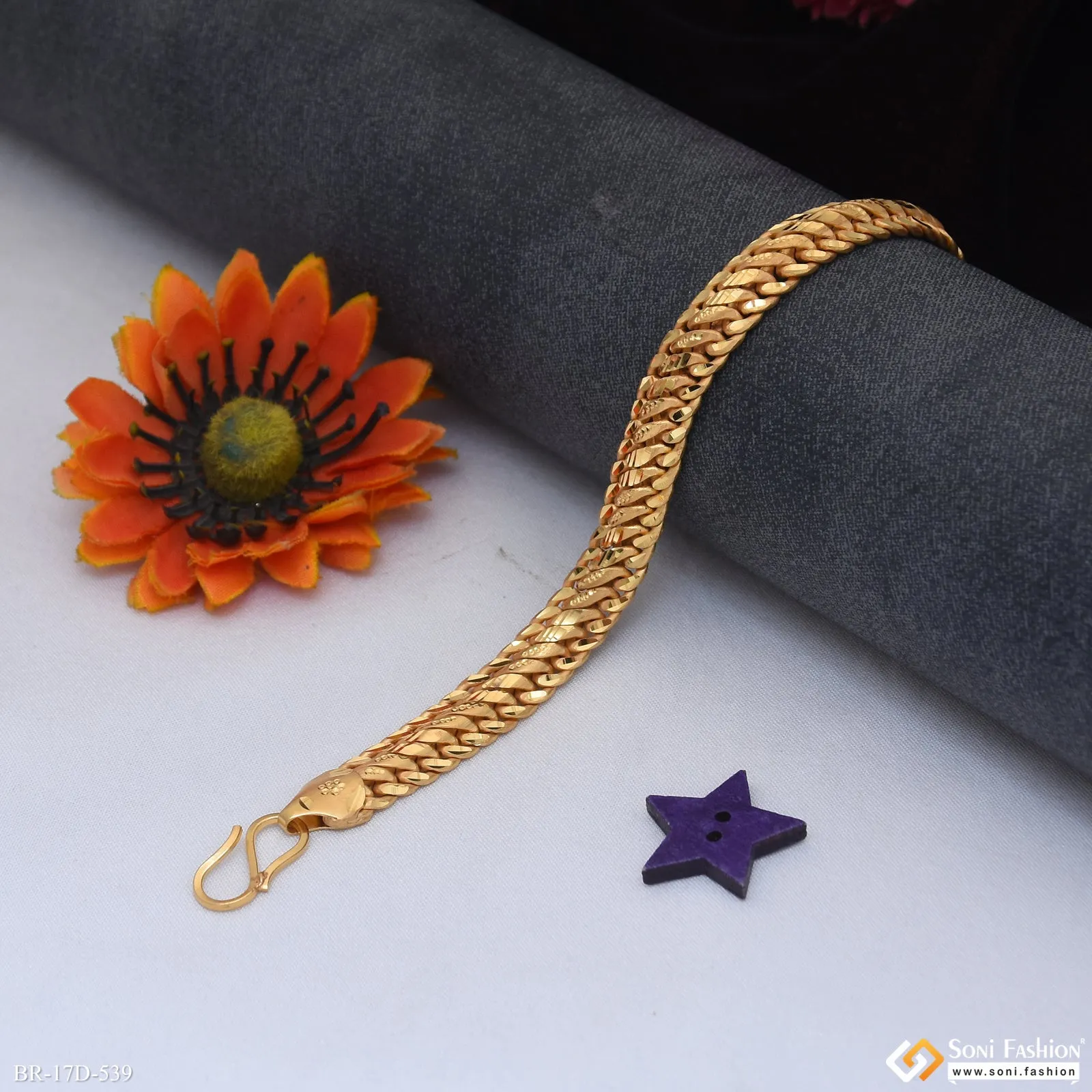 Excellent Design Gold Plated Linked Bracelet for Men - Style D539