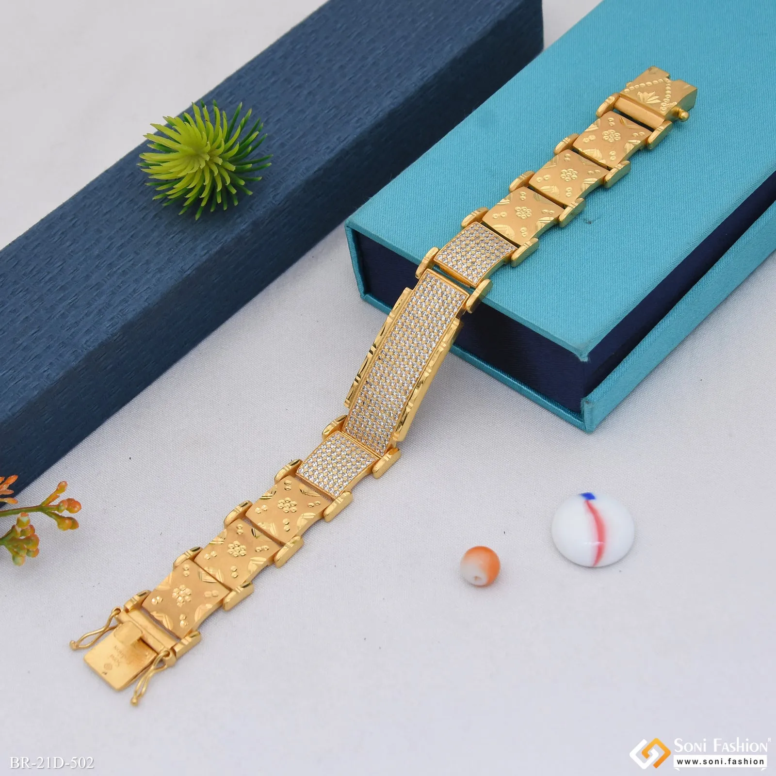 Extraordinary Design Gold Plated Bracelet for Men - Style D502